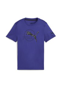 Fialová tričko s krátkym rukávom vyrobené z hladkej tkaniny, s čiernym kamuflážovým logom Puma na strede. Okrúhly výstrih a pravidelný strih.