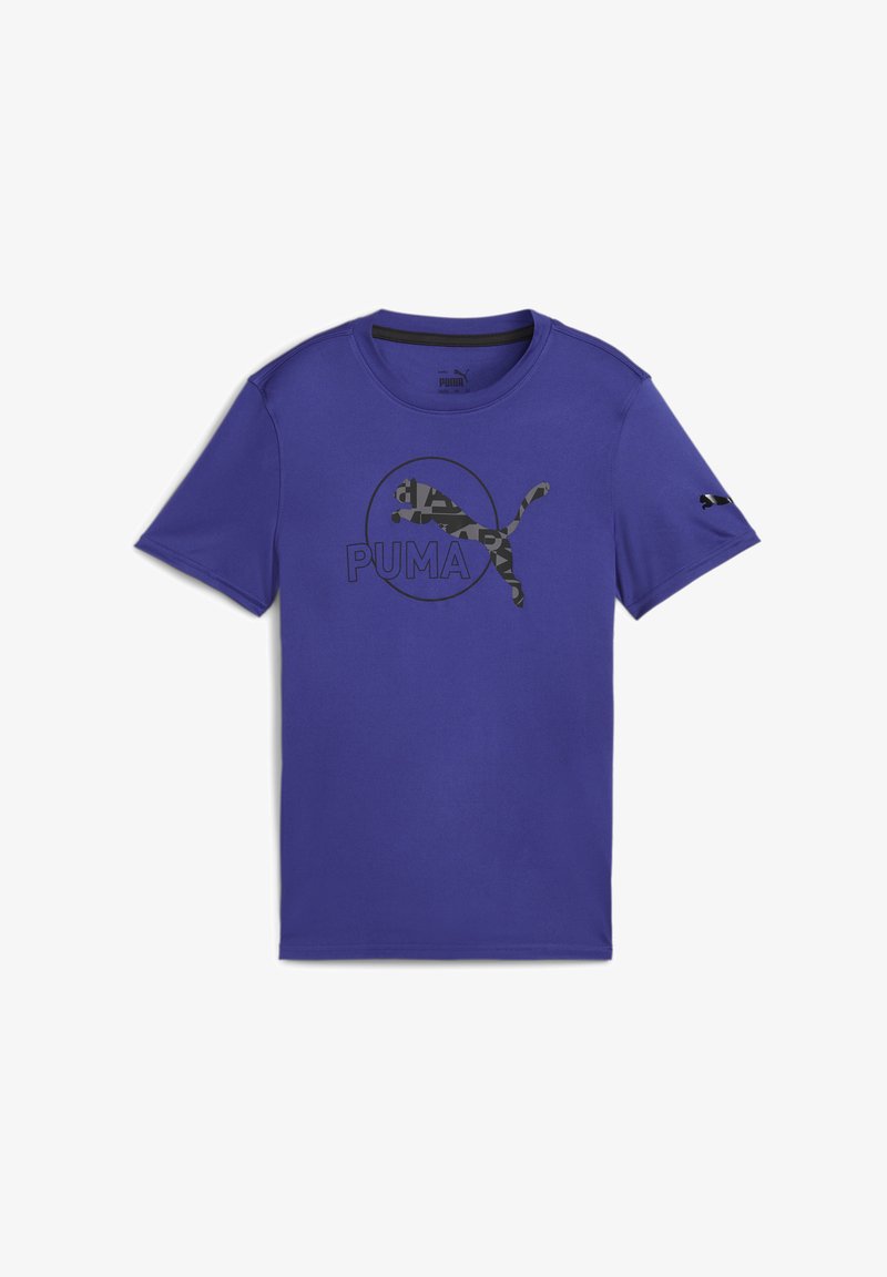 Fialové tričko s krátkým rukávem vyrobené z hladké látky, se středovým logem Puma s kamuflážním vzorem v černé barvě. Kulatý výstřih a běžný střih.