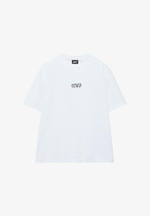 Biała koszulka z krótkim rękawem i okrągłym dekoltem, z małym czarnym napisem "STWD" umieszczonym centralnie na piersi.