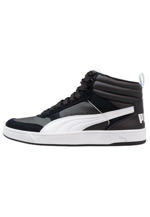 Czarno-biały wysoki sneaker z wyściełanym kołnierzem przy kostce, sznurowanym przodem, białą podeszwą i zakrzywionym białym paskiem po boku.