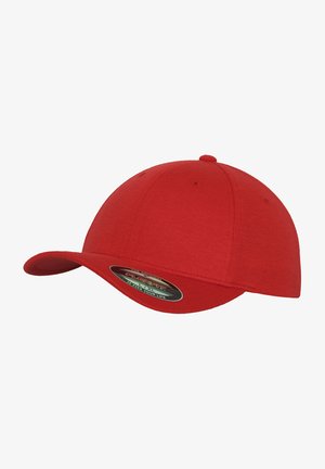 Červená baseballová čiapka vyrobená z bavlnenej zmesi, s zakriveným visorom a nastaviteľným strihom. Obsahuje nálepku s logom na boku.