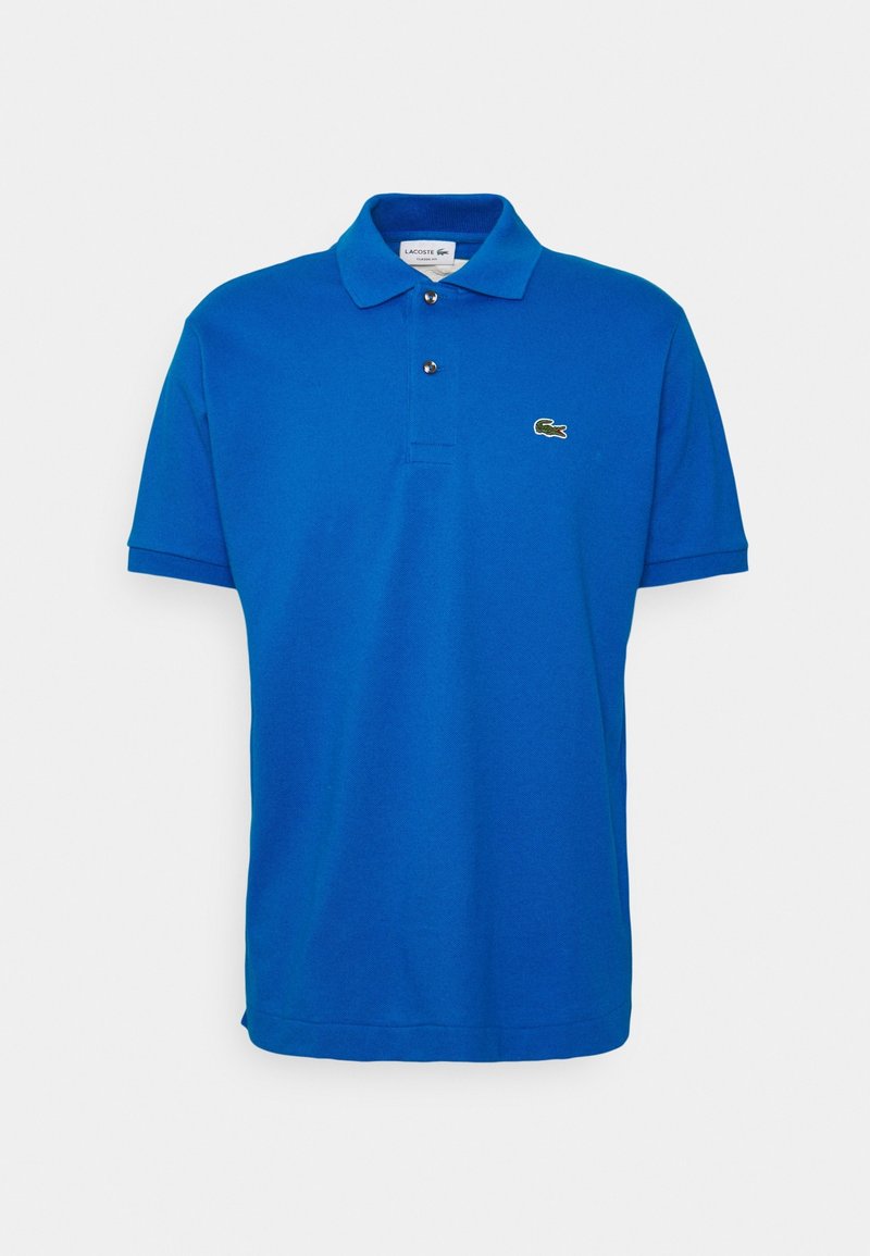 Polo à manches courtes bleu avec deux boutons et petit logo crocodile vert sur le côté gauche de la poitrine.