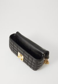 Schwarze gesteppte Lederhandtasche mit einem goldenen Verschluss und Kettenriemen, die ein elegantes Design und eine weiche Textur aufweist. Der offene oberen Teil zeigt ein Innenfach.