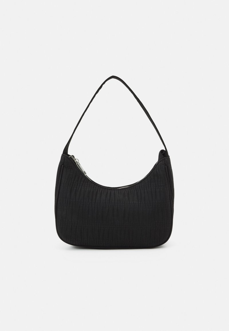 Sac à bandoulière noir texturé avec une fermeture éclair supérieure incurvée et une seule bandoulière sur un fond clair uni.