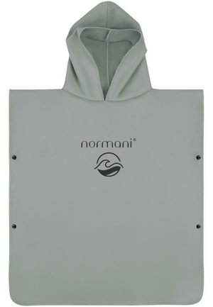 Hellgrauer Poncho mit Kapuze, ausgestattet mit einer glatten Textur, seitlichen Druckknöpfen und einem auf der Vorderseite zentrierten Logo-Design.