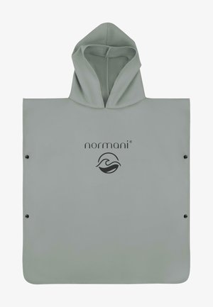 Hellgrauer Poncho mit Kapuze, ausgestattet mit einer glatten Textur, seitlichen Druckknöpfen und einem auf der Vorderseite zentrierten Logo-Design.