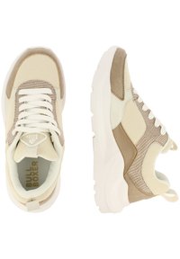 Beige und cremefarbene Sneakers aus Mesh-Material, mit strukturierten Akzenten, einer gepolsterten Sohle und einer runden Zehenpartie. Mit einem Logo auf der Zunge und einer Schnürverschluss.