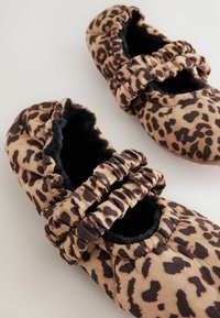 Læderede leopardmønstrede tøfler med en blød stofoverdel, sort kunstpelsfor og samlede elastiske detaljer omkring åbningen for en sikker pasform.