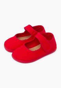 Rote Canvas Mary Jane Schuhe mit einem Klettverschluss, runder Spitze und einer weichen Gummisohle. Das Innere hat eine beige Einlegesohle.