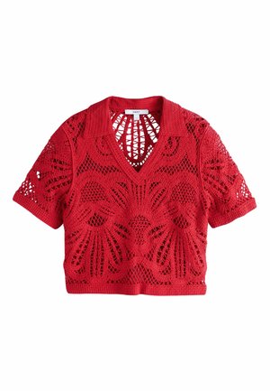 Rotes Häkel-Top mit kurzen Ärmeln, Blumenmuster, V-Ausschnitt und offenem Strickdesign, flach auf weißem Hintergrund ausgelegt.