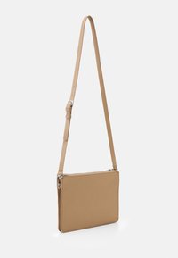 Borsa a tracolla rettangolare color tan con texture liscia, tracolla regolabile e dettagli in zip argentato, progettata per un uso pratico.