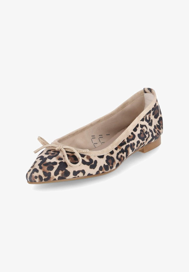 Balletflat met luipaardprint in beige en bruin, met een spitse neus, platte zool en een decoratieve strik op de wreef. Zacht suède materiaal.
