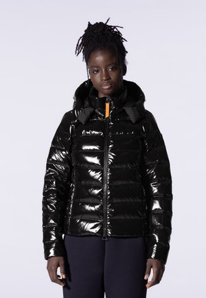 Doudoune noire avec une texture brillante et matelassée, une capuche et un tirette orange. Présente une coupe ajustée et un design légèrement rembourré.