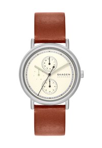Reloj redondo con caja de acero inoxidable plateado, esfera color crema, correa de cuero marrón y dos subesferas para la fecha y la hora. Con acentos en verde y negro.