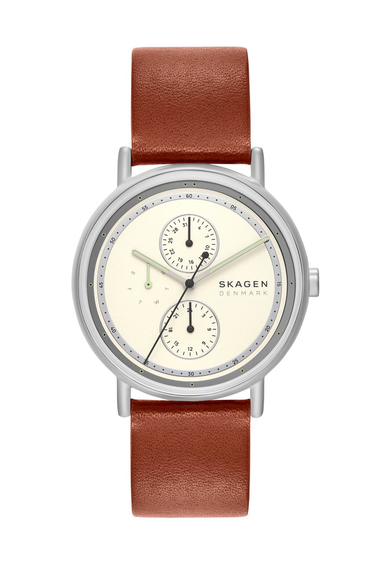 Reloj redondo con caja de acero inoxidable plateado, esfera color crema, correa de cuero marrón y dos subesferas para la fecha y la hora. Con acentos en verde y negro.