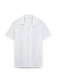 Camicia bianca a maniche corte con bottoni, realizzata in tessuto leggero, caratterizzata da un colletto classico e un orlo dritto con bottoni visibili sul davanti.