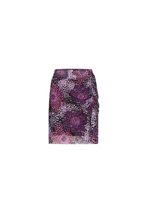 Paarse bloemenprint mini-jurk met een geplooid zijdetail, gemaakt van lichte stof, met variërende stippenpatronen in paarse en roze tinten.