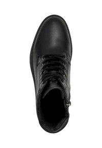 Stivale alto in pelle nera con finitura liscia, punta tonda, chiusura con lacci davanti, cerniera laterale e morbida imbottitura interna. Cuciture rinforzate visibili.