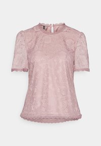 Blouse en dentelle rose poussiéreux à manches courtes avec un motif floral, des bords scallopés et une fermeture à bouton au dos du col.