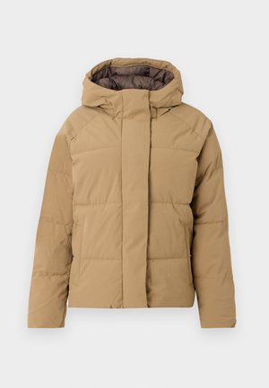 Barna puffdzseki kapucnival, sima textúrával, steppelt mintázattal és egyenes szabással. Elülső záródás látható fémalkatrészek nélkül.