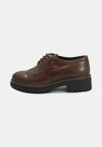 Scarpa oxford in pelle marrone con dettagli brogue, superficie testurizzata, design con lacci, suola in gomma nera spessa, punta rotonda e cuciture decorative.
