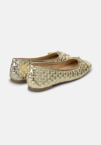 Ballerines en métal doré avec une texture tissée, bout arrondi et un petit nœud à l'avant. Semelle plate pour un confort optimal.