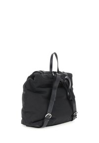 Mochila de nailon negra con dos asas en la parte superior y correas de hombro ajustables. Presenta una textura suave y un diseño minimalista, sin hardware visible.