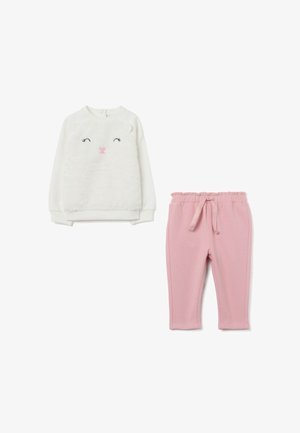 Maglietta bianca a maniche lunghe per bambini con parte anteriore pelosa e faccia di orso, abbinata a pantaloni rosa con vita elastica e laccetto.