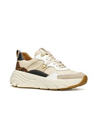 Sneakers chunky con tomaia in pelle beige, accenti neri e dettagli in stampa leopardata. Presentano lacci rotondi e suola in gomma testurizzata.