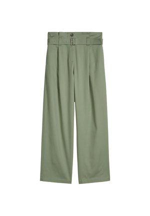 Pantalon large taille haute vert olive avec plis, bouton à l'avant, fermeture éclair, et ceinture assortie en tissu avec boucle métallique.