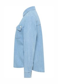 Chemise en denim bleu clair avec un col, des manches longues, une poche poitrine et des poignets à boutons pour un ajustement réglable.