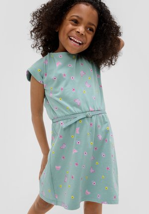 Sukienka z krótkim rękawem w miętowym kolorze z bawełny, zdobiona kwiatowym i motylkowym wzorem, z podkreśloną talią za pomocą błyszczącego paska i marszczonym dołem.