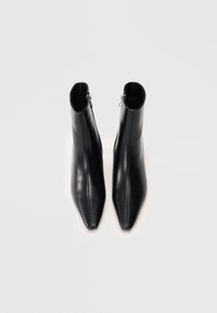 Schwarze Leder-Stiefeletten mit spitzer Zehenpartie und glatter Textur. Verfügt über einen seitlichen Reißverschluss, eine schlanke Silhouette und ein strukturiertes Design.