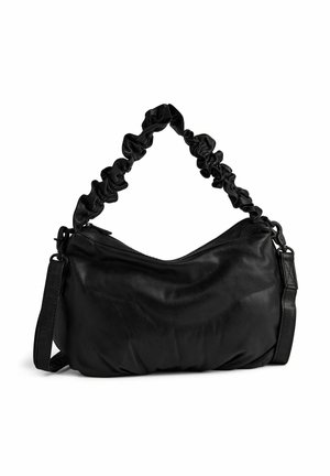 Zwarte leren tas met een gerimpelde handgreep, ritsafsluiting en verstelbare schouderriem. Gladde textuur met een zachte, slungelige vorm.