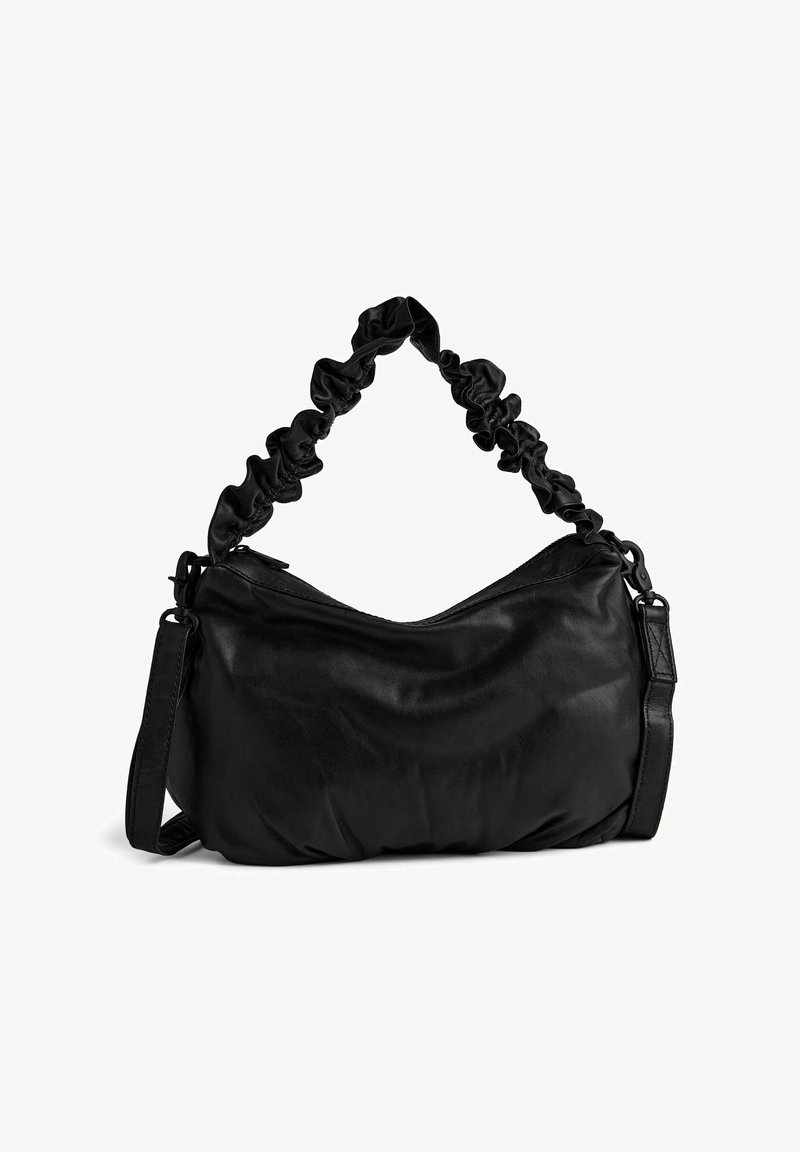 Zwarte leren tas met een gerimpelde handgreep, ritsafsluiting en verstelbare schouderriem. Gladde textuur met een zachte, slungelige vorm.