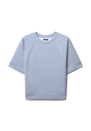 Felpa grigia a maniche corte con girocollo, maniche raglan e orlo a coste. Realizzata in un tessuto morbido con una sottile texture.