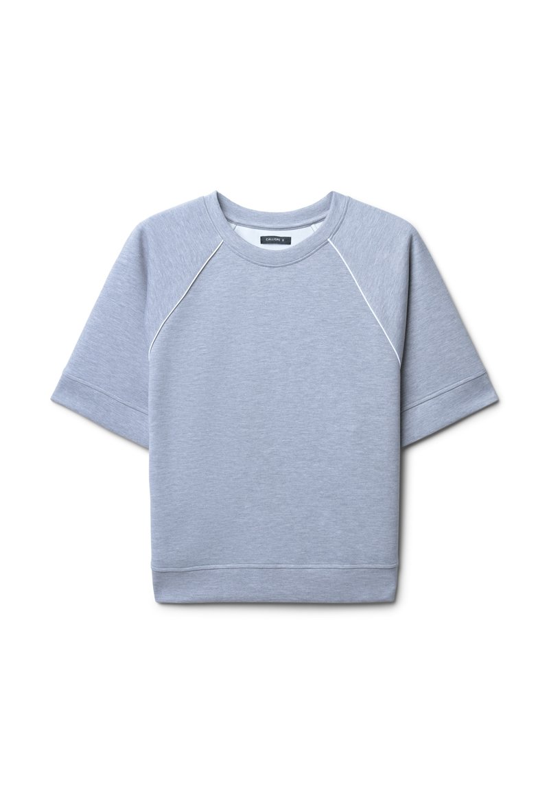 Sweatshirt gris à manches courtes avec un col rond, des manches raglan et un ourlet côtelé. Fabriqué en tissu doux avec un subtil détail texturé.