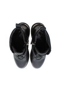 Botas de tobillo de cuero negro con un acabado suave, cordones y cremalleras en los laterales. Forro interior suave, toe redondeado y suela resistente.