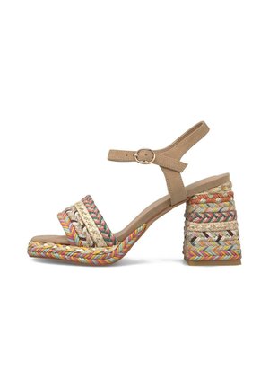 Sandalia de tacón beige con correas trenzadas multicolores y tacón grueso, correa en el tobillo con hebilla, diseño de punta abierta.