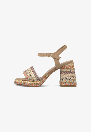 Sandalia de tacón beige con correas trenzadas multicolores y tacón grueso, correa en el tobillo con hebilla, diseño de punta abierta.