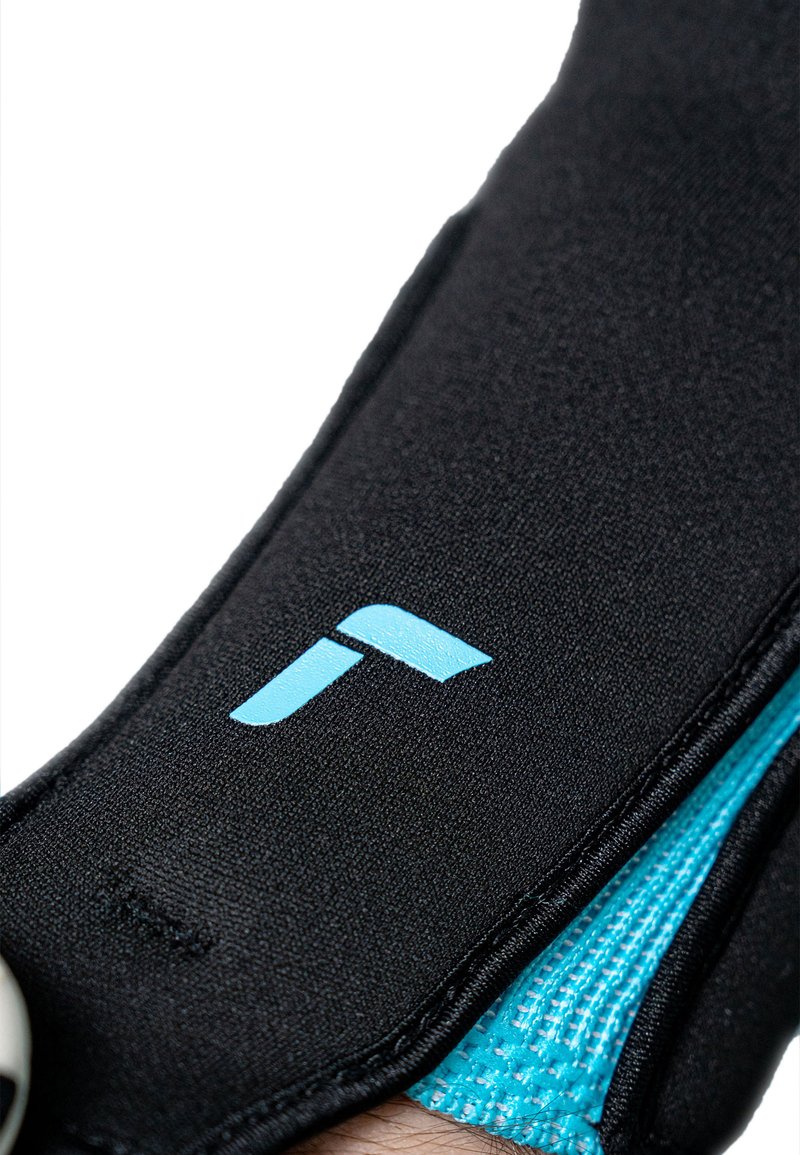 Schwarzer Handschuh mit einer strukturierten Oberfläche, versehen mit einem hellblauen Logo. Das Innere zeigt ein gewebtes türkisfarbenes Futter.