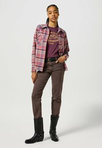 Wrangler REGULAR - Camiseta básica - italian plum purple