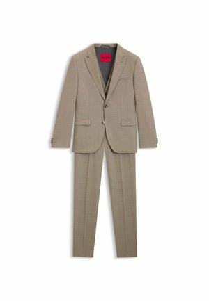 Beige jakkesæt med en skræddersyet jakke og bukser lavet af et tekstureret stof. Indeholder en revers med hak og lukning med en enkelt knap.