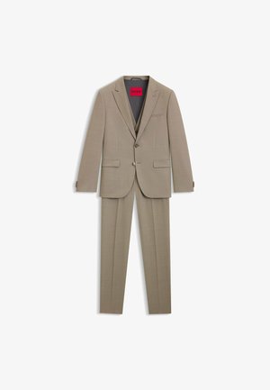 Beige jakkesæt med en skræddersyet jakke og bukser lavet af et tekstureret stof. Indeholder en revers med hak og lukning med en enkelt knap.