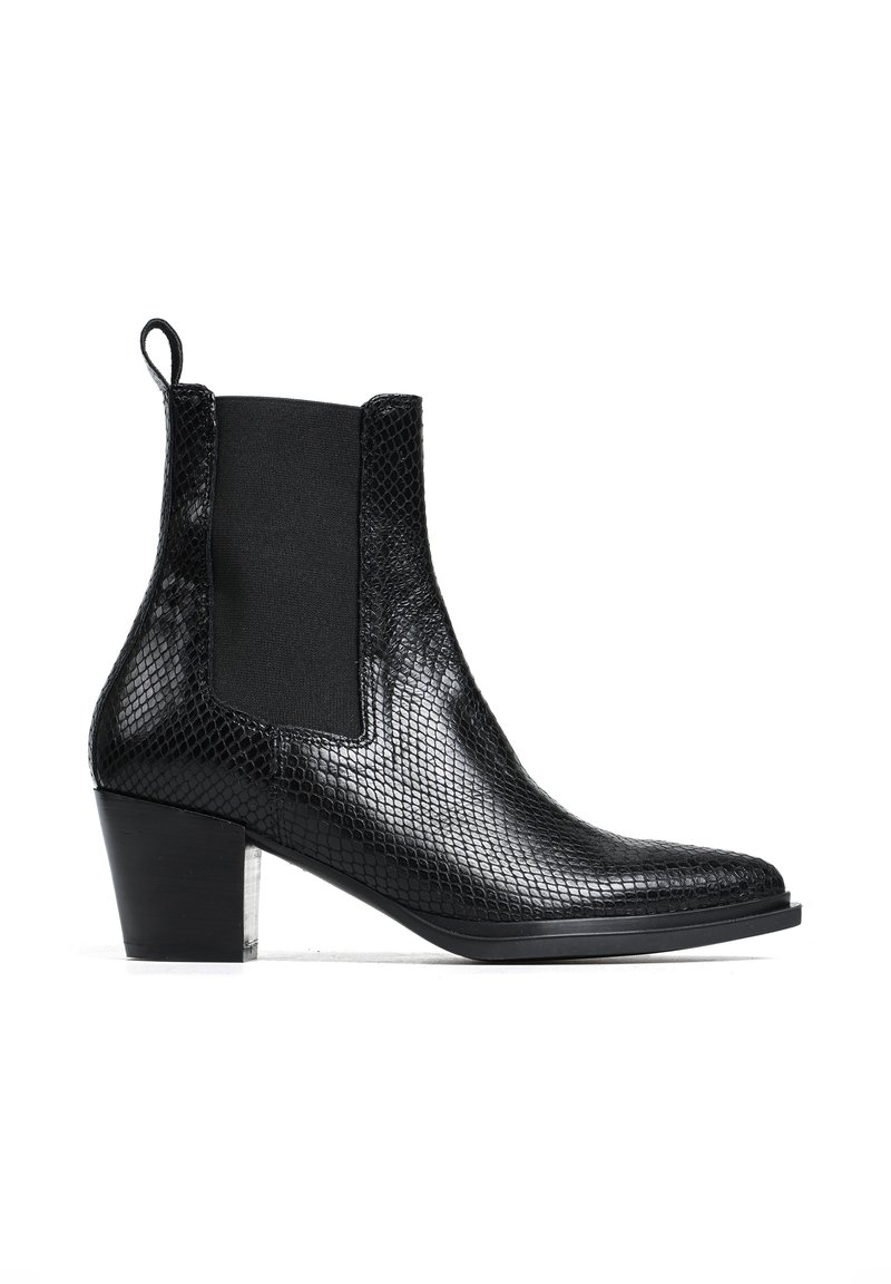 Czarne botki za kostkę z teksturowanym wykończeniem w wzór węża, elastycznymi bocznymi panelami i niskim obcasem w kształcie bloku. Gładki czubek o lekko spiczastym kształcie.