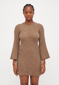 Robe en tricot côtelé marron avec des manches évasées et un col rond. Comprend un corsage ajusté et un motif texturé sur toute la surface du tissu.