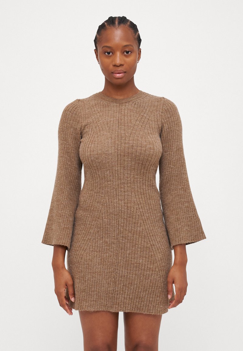 Robe en tricot côtelé marron avec des manches évasées et un col rond. Comprend un corsage ajusté et un motif texturé sur toute la surface du tissu.