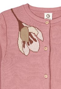 Vaaleanpunainen neulecardigan, jossa on napit ja suuri beige, ruskea ja valkoinen kukkakuvio kauluksen lähellä.