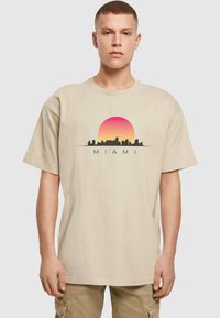 Merchcode MIAMI HEAVY BY102 - Apdrukāts T-krekls - wet sand