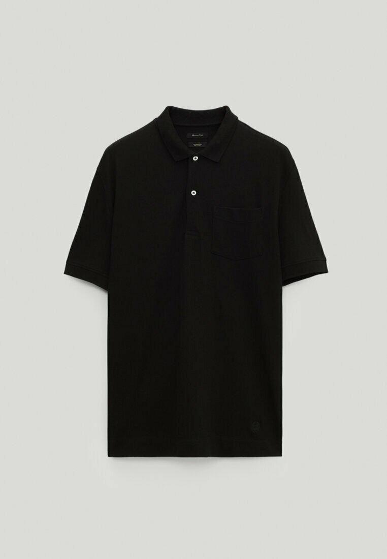 Polo noir à manches courtes avec un col, deux boutons blancs et une poche poitrine, présenté sur un fond gris clair uni.